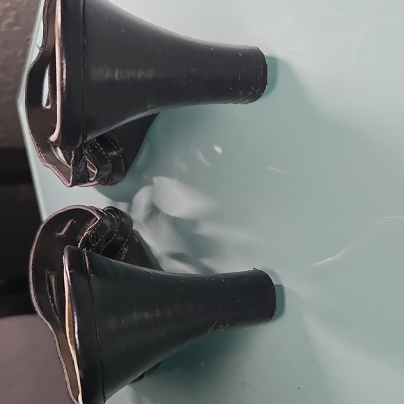 Nicole Padlock Black Leather Strappy Wedge Sandals. Size 9 - Picture 4 of 9